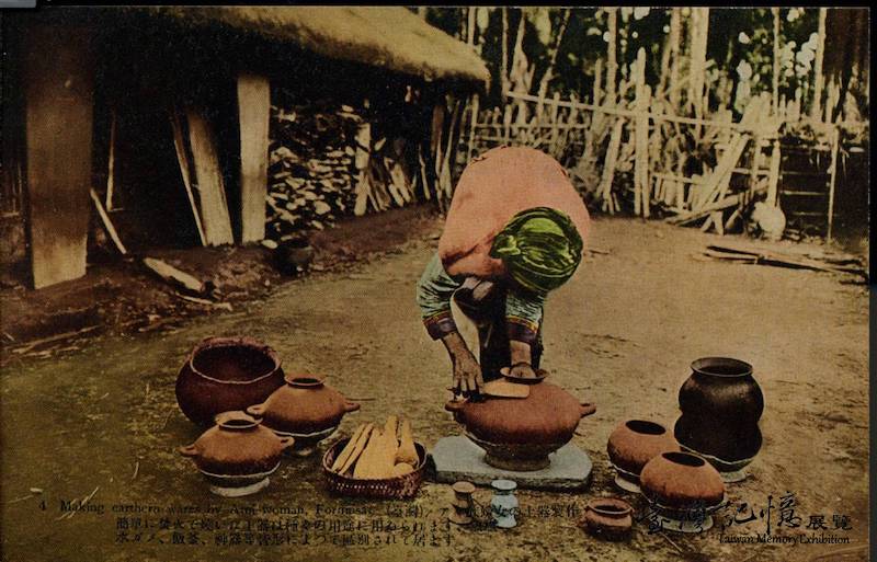 製作陶器的阿美族婦人